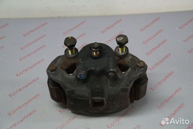 Nissan 41011-AU001 Суппорт тормозной левый