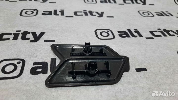 Крышка омывателя фары Камри 50 не краш Sat