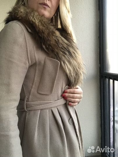 Пальто с меховым воротником