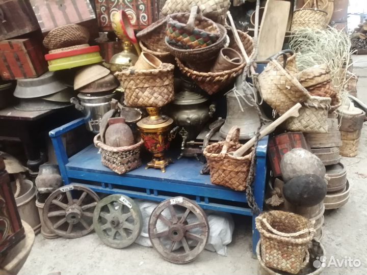 Старинные корзинка рубель чугунок сундук ухват