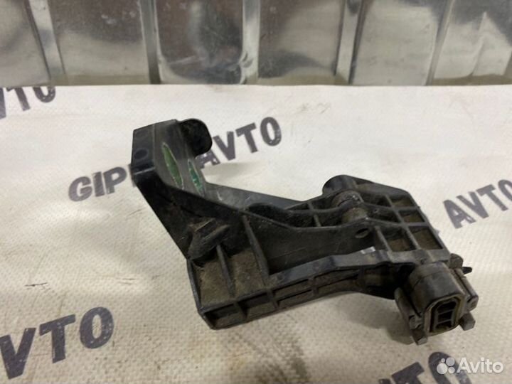 Кронштейн радиатора левый Mercedes-Benz C-Class