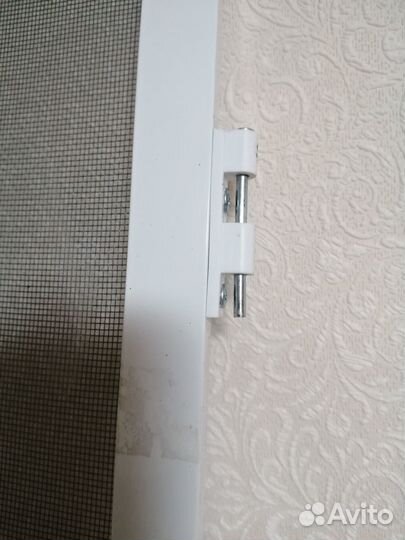 Распашная москитная сетка на балконную дверь