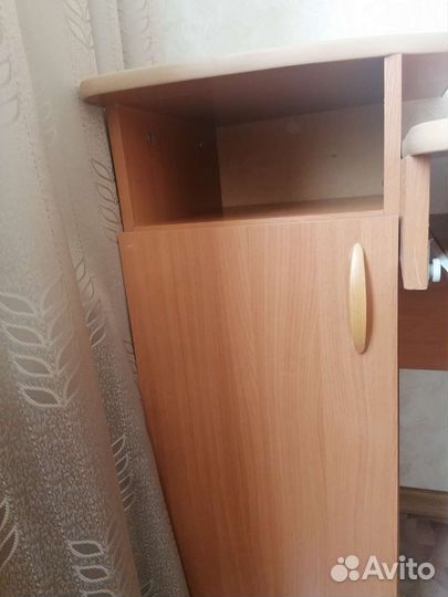 Компьютерный стол с полками и тумбой