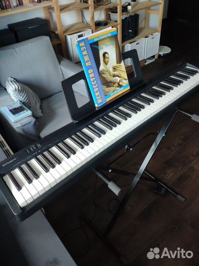 Roland FP 10 цифровое фортепиано со стойкой