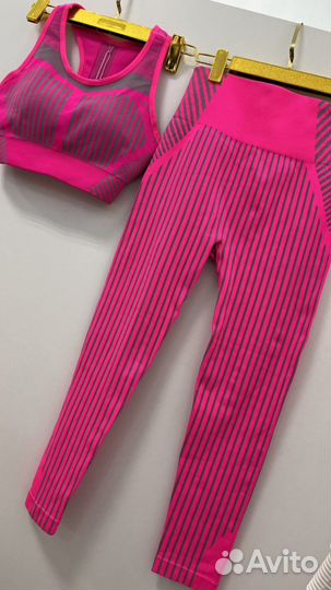 Лосины и топ. Спортивный костюм для зала