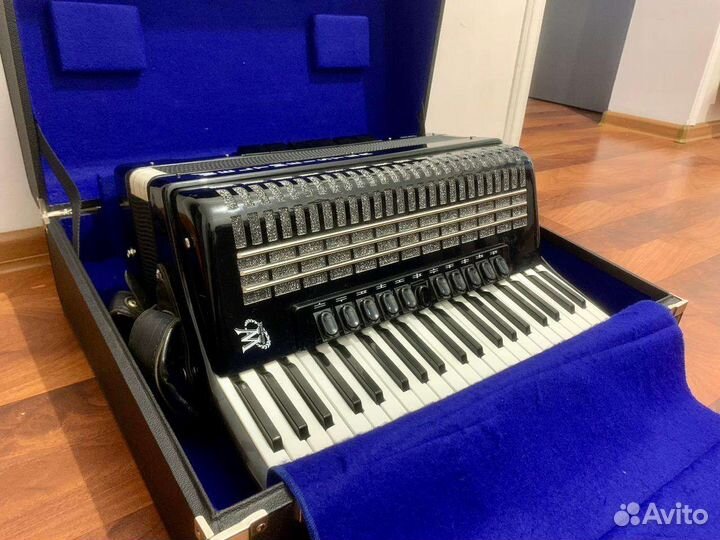 Аккордеон Weltmeister Saphir 4/4