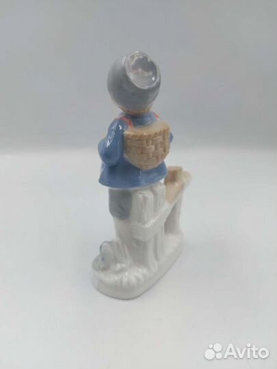Фарфоровая статуэтка 