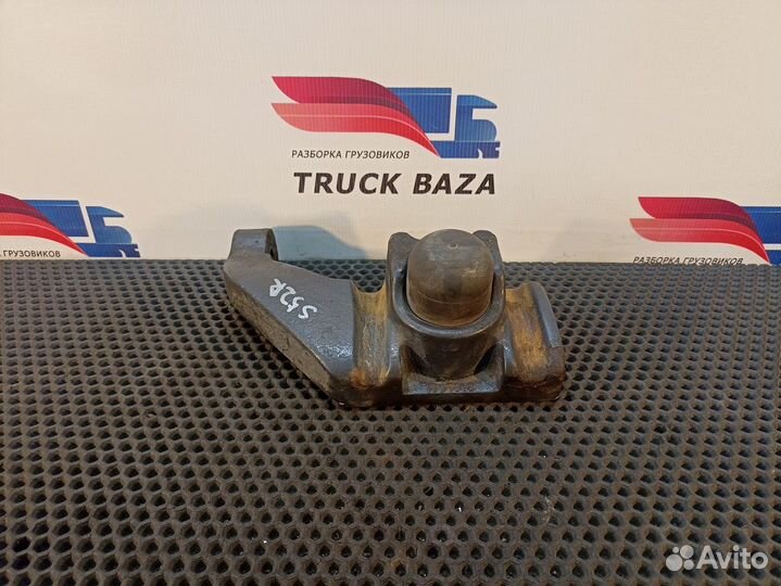 1354062 Кронштейн переднего амортизатора правый