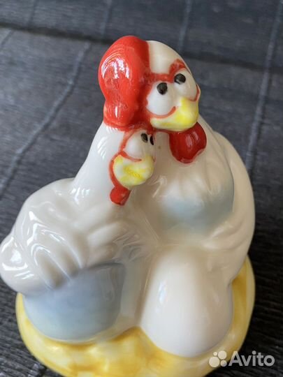Фарфоровая статуэтка курицы