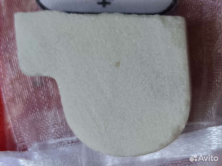 Крошки частицы надгробной плиты матроны босоножки