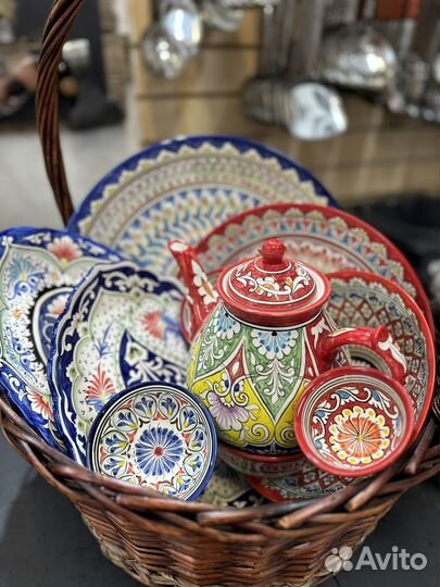 Подарочная корзина с посудой к празднику