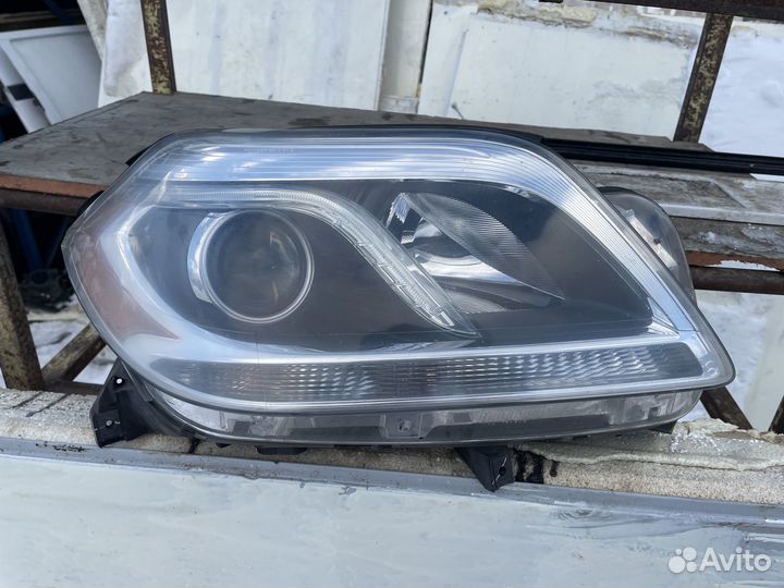 Передняя правая фара Mercedes X166 GL USA