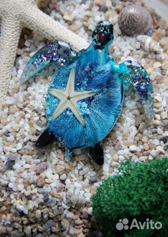 Брошь ручной работы из эпоксидной смолы