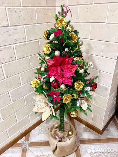 Ёлка на штамбе с игрушками