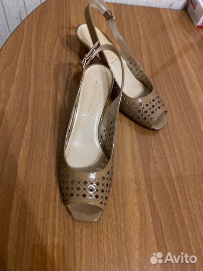 Босоножки женск 37 разм каблук 5 см,натур лак