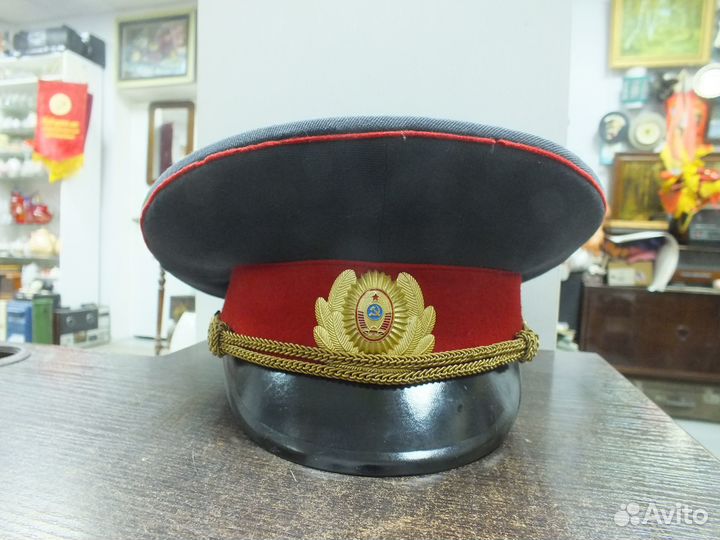 Военные фуражки, бескозырки, береты, пилотки