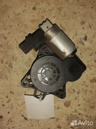 Моторчик стеклоподъемника задний правый Mazda 3 BK