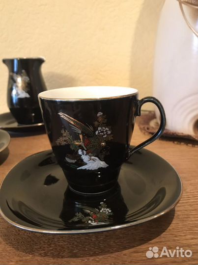 Кофейные чашки с блюдцами, молочник