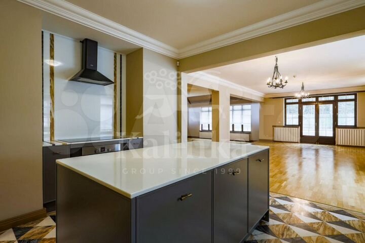 Дом 630 м² на участке 22 сот.