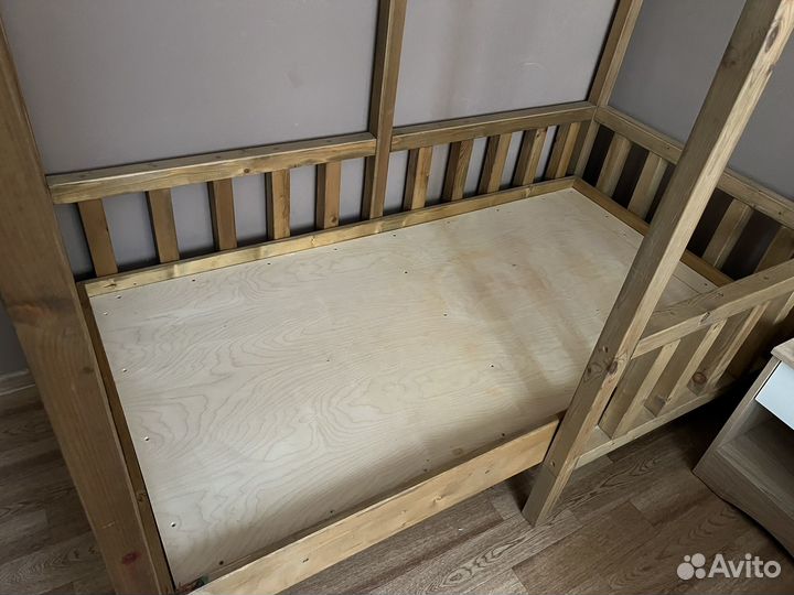 Детская кроватка домик