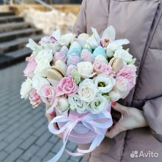 Шкатулка с клубникой в шоколаде и цветами