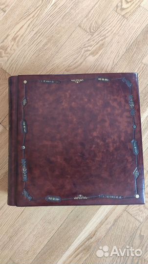 Альбом для фотографий в кожаном чемодане