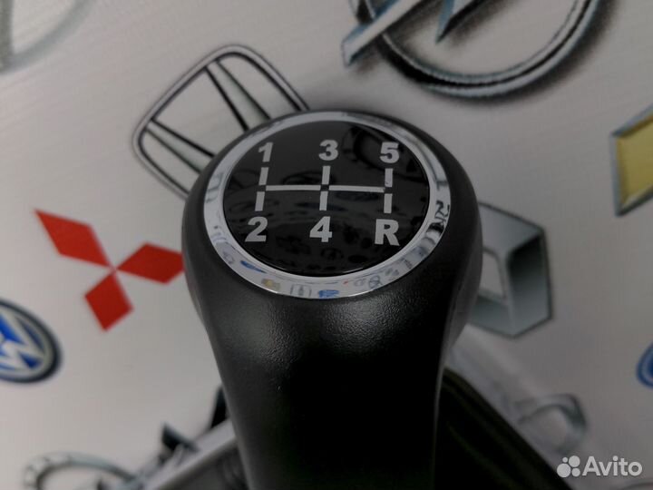 Кожух с ручкой МКПП Opel Zafira B