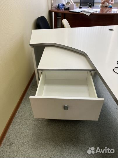 Тумба на колесах