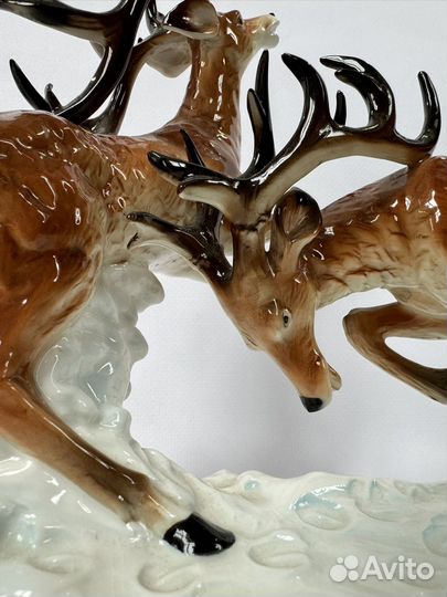 Фарфоровая статуэтка дерущиеся олени на снегу