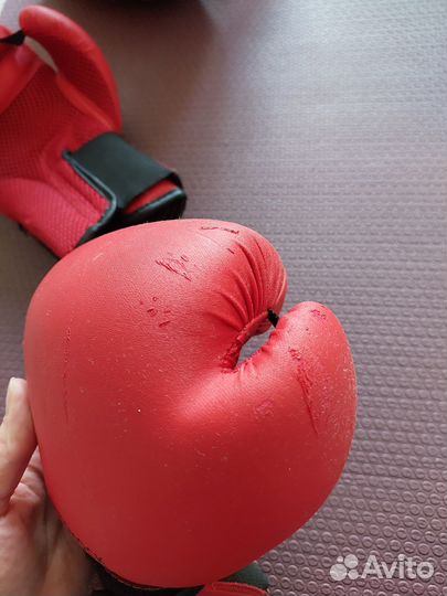 Боксерские перчатки и шлем для кикбоксинга