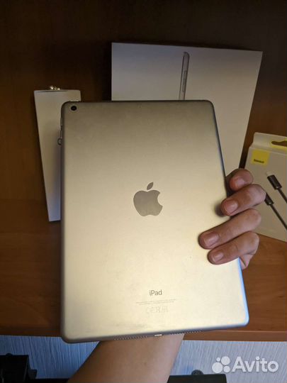 Планшет iPad 9.7 в комплекте