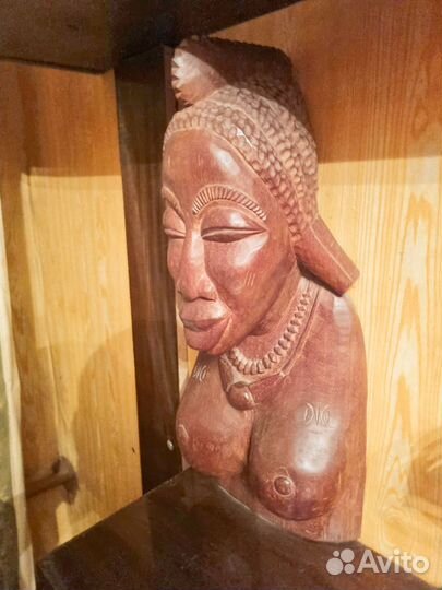 Фигура африканской женщины из красного дерева