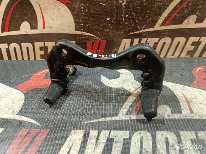 Скоба суппорта передняя правая Daihatsu Move