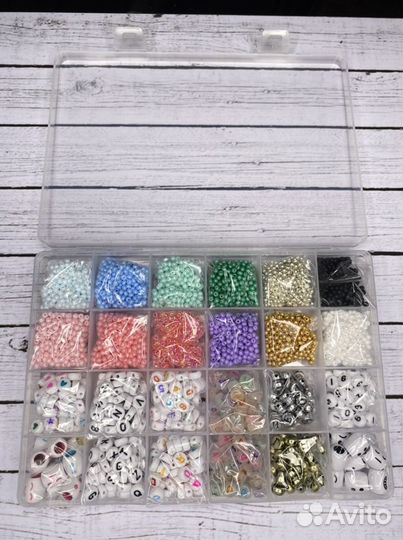 Набор бисера и аксессуаров для рукоделия