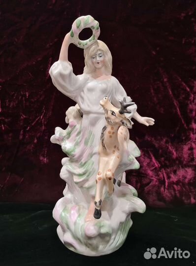 Статуэтка девушка с оленёнком