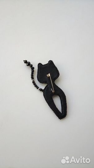 Брошь- кошечка из бисера с камнями