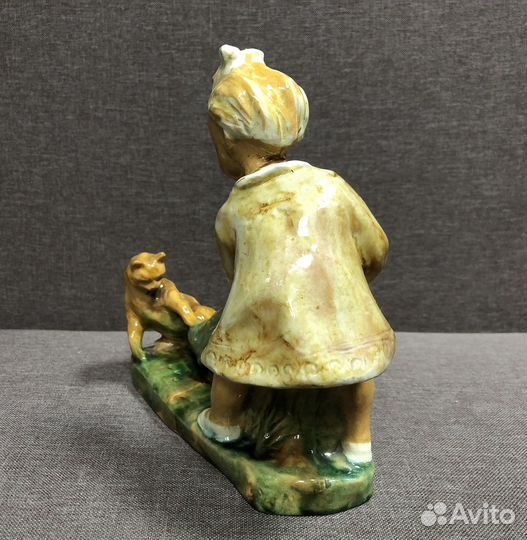 Статуэтка Девочка с котом Гжель