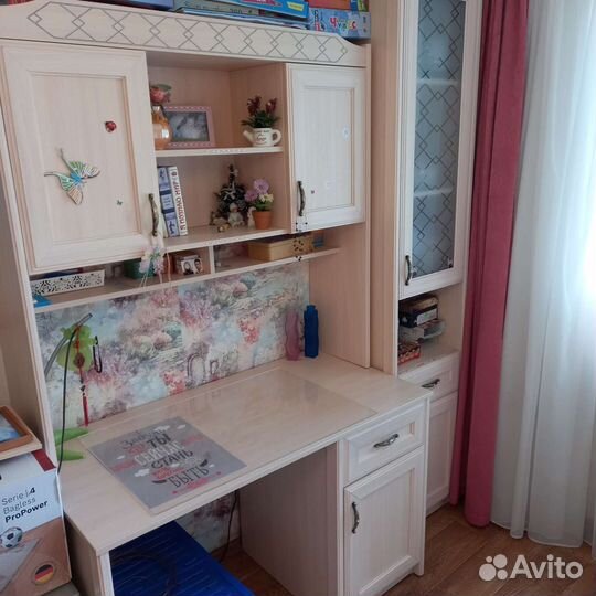 Детская кровать, стол, полка навесная, пенал