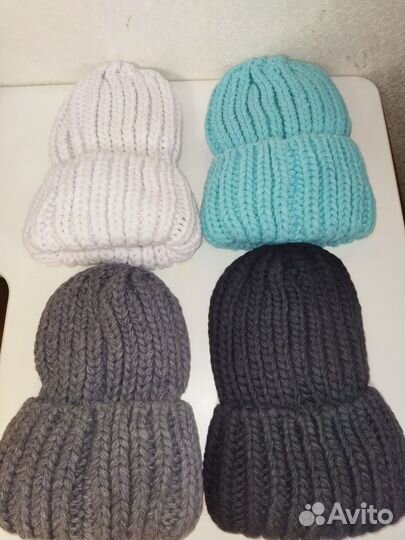 Женская вязаная шапка выполненная из пряжи