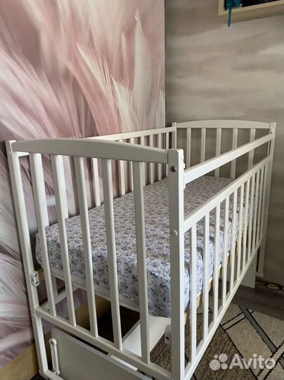 Детская кроватка с поперечным маятником