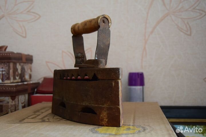 Старинный чугунный утюг времён СССР