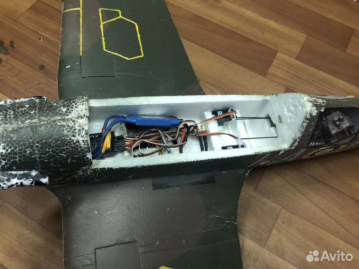 Модель самолета радиоуправляемая