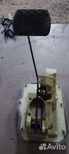 Педаль тормоза на Mercedes W140