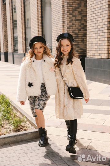 Продавец одежды Choupette и аксессуаров