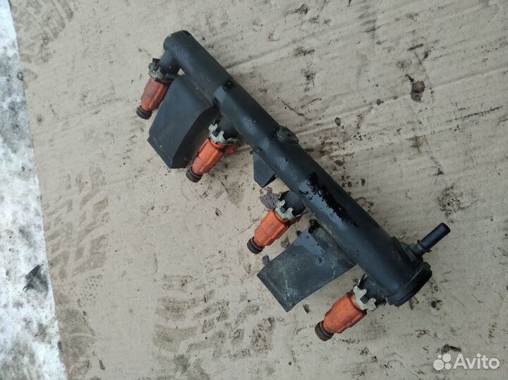 Топливная рампа с форсунками Пежо 307 1.6 109