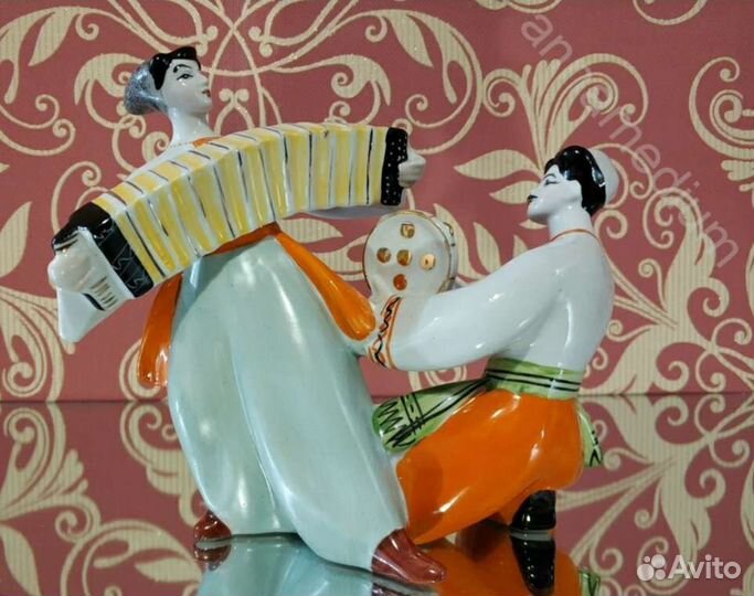 Статуэтка танец с бубном