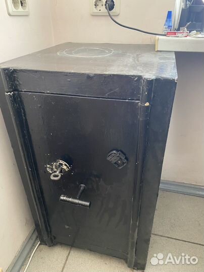 Сейф металлический