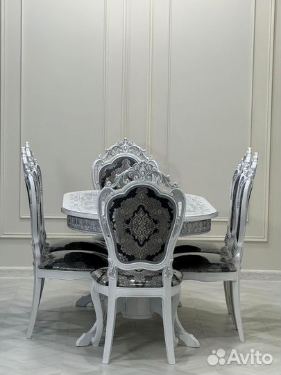 В наличии стол