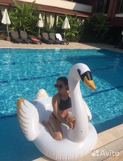 Надувной матрас «лебедь»