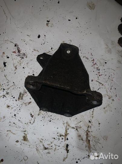 Кронштейн двигателя правый ARJ 2,4 audi A6 C5